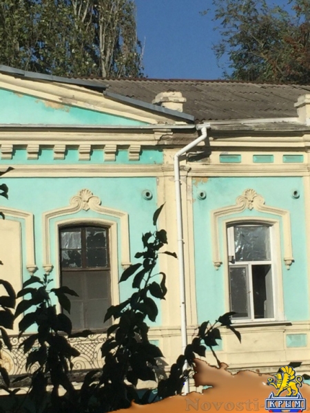 Над пешеходами в Керчи навис жестяной лист - «Керчь»