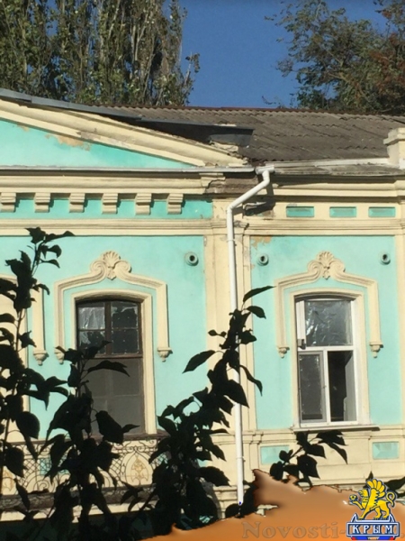 Над пешеходами в Керчи навис жестяной лист - «Керчь»