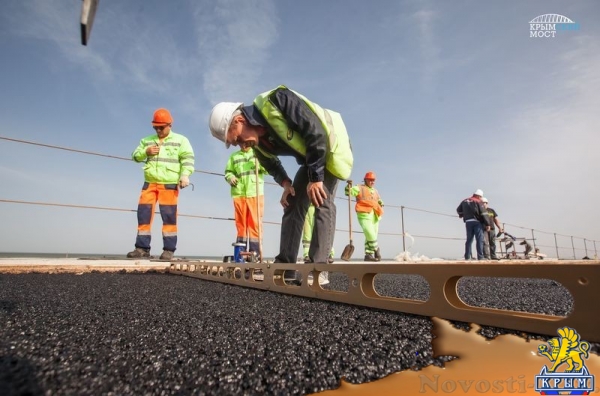 Строители выполнили пилотный участок верхнего слоя асфальта на Крымском мосту - «Культура Крыма»
