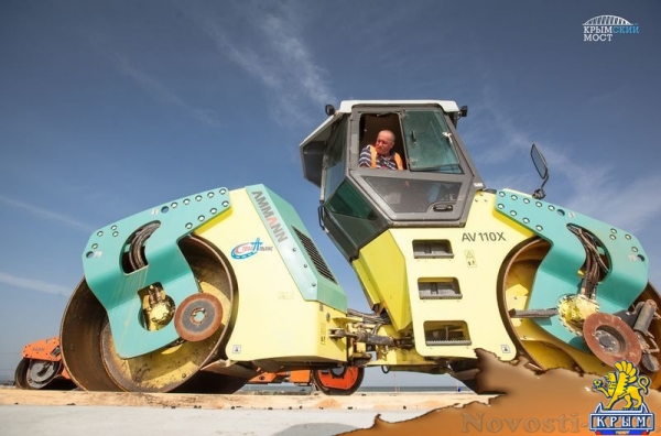 Строители выполнили пилотный участок верхнего слоя асфальта на Крымском мосту - «Культура Крыма»