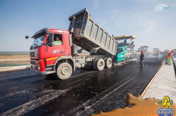 Строители выполнили пилотный участок верхнего слоя асфальта на Крымском мосту - «Культура Крыма»