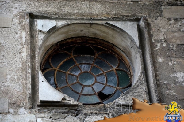 Ручная работа. Как в столице Крыма реставрируют караимскую кенассу - «Политика Крыма»