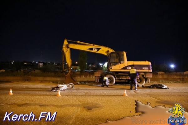 В Кечи мопедист врезался в припаркованный экскаватор - «Керчь»