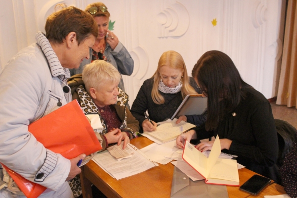 Специалисты Госкомрегистра продолжают консультировать жителей Симферопольского района по сложным вопросам оформления недвижимости - «Госкомрегистр»