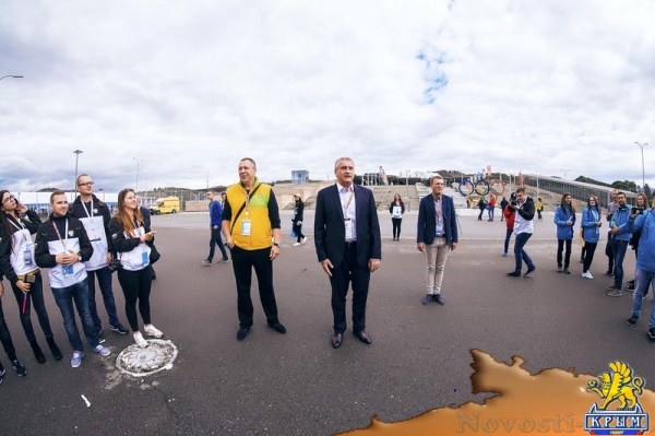 Более 70 студентов КФУ приняли участие в церемонии открытия Всемирного фестиваля молодежи и студентов - «Общество Крыма»