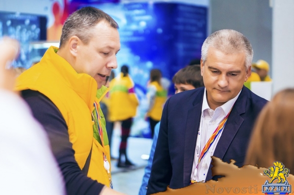 Более 70 студентов КФУ приняли участие в церемонии открытия Всемирного фестиваля молодежи и студентов - «Общество Крыма»