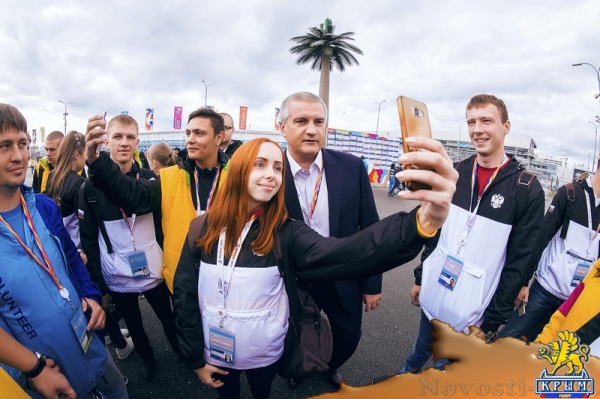 Более 70 студентов КФУ приняли участие в церемонии открытия Всемирного фестиваля молодежи и студентов - «Общество Крыма»