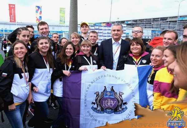 Более 70 студентов КФУ приняли участие в церемонии открытия Всемирного фестиваля молодежи и студентов - «Общество Крыма»
