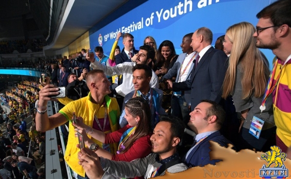 Более 70 студентов КФУ приняли участие в церемонии открытия Всемирного фестиваля молодежи и студентов - «Общество Крыма»