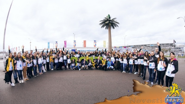 Более 70 студентов КФУ приняли участие в церемонии открытия Всемирного фестиваля молодежи и студентов - «Общество Крыма»