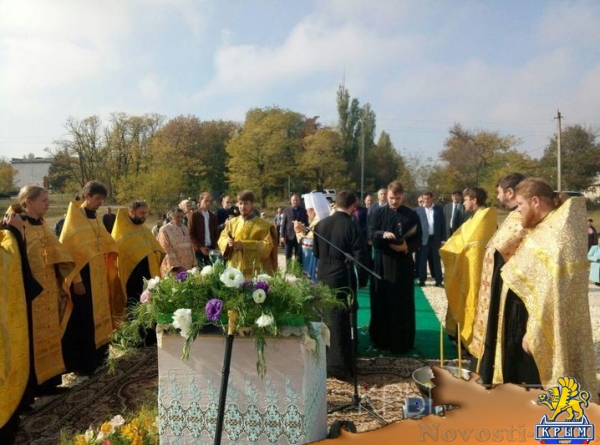 Памятную капсулу заложили на месте строительства храма в Белогорском районе - «Общество Крыма»