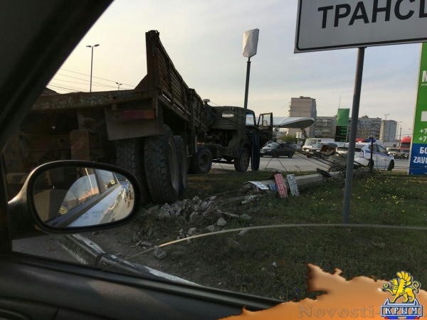 В Симферополе На Ялтинской объездной КАМАЗ сбил электроопору - «Новости Крыма»