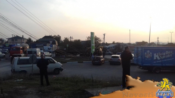 В Симферополе На Ялтинской объездной КАМАЗ сбил электроопору - «Новости Крыма»