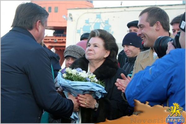 Космонавт Терешкова разбила бутылку шампанского о борт первой пассажирской «Кометы» для Крыма - «Экономика Крыма»