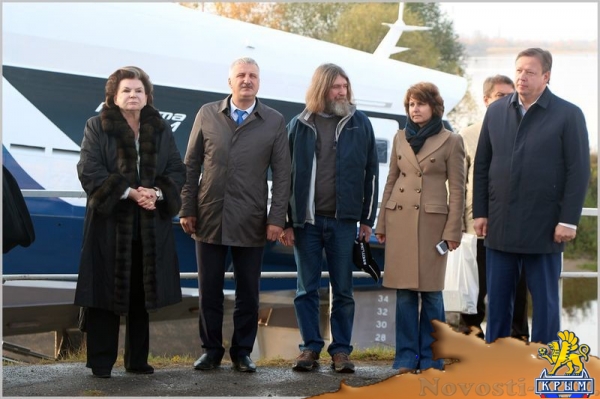 Космонавт Терешкова разбила бутылку шампанского о борт первой пассажирской «Кометы» для Крыма - «Экономика Крыма»