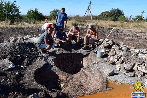Студенты и преподаватели КФУ участвуют в раскопках шести курганов в зоне трассы «Таврида» под Симферополем - «70 лет Победы»