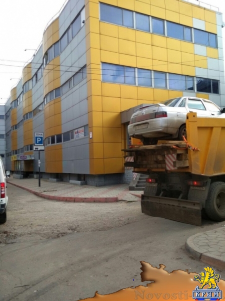 В центре города видели легковушку верхом на самосвале - «Керчь»