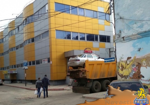 В центре города видели легковушку верхом на самосвале - «Керчь»