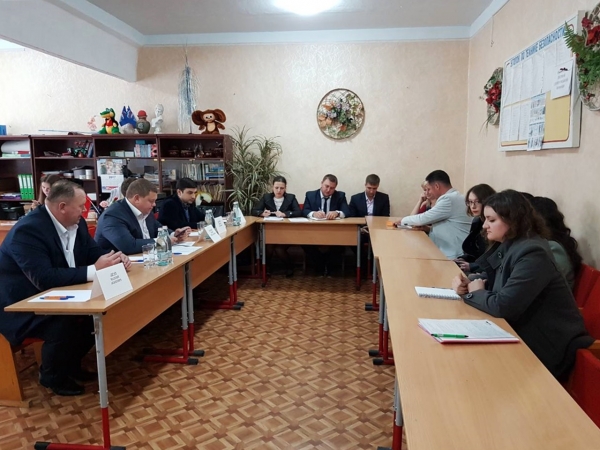 Специалисты Госкомрегистра продолжают консультировать жителей разных районов полуострова - «Госкомрегистр»