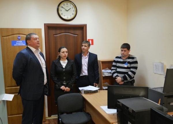 Специалисты Госкомрегистра продолжают консультировать жителей разных районов полуострова - «Госкомрегистр»