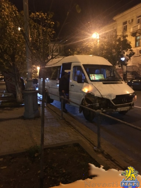 В Севастополе маршрутка снесла ограждение и врезалась в ситилайт - «Новости Крыма»
