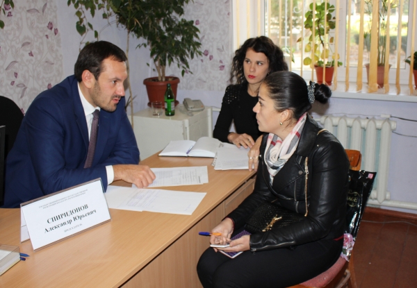 Руководство Госкомрегистра во время выездного приёма граждан проконсультировало жителей Кировского района - «Госкомрегистр»