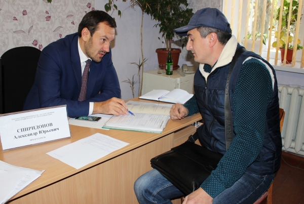 Руководство Госкомрегистра во время выездного приёма граждан проконсультировало жителей Кировского района - «Госкомрегистр»