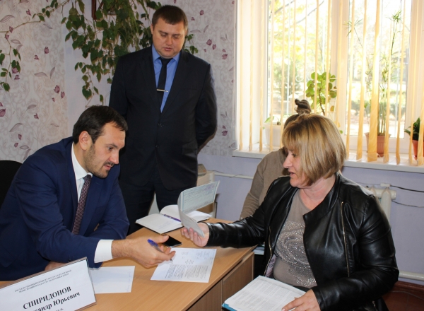 Руководство Госкомрегистра во время выездного приёма граждан проконсультировало жителей Кировского района - «Госкомрегистр»