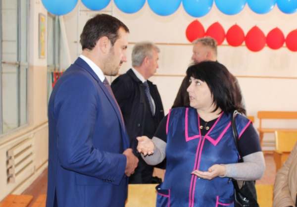 Руководство Госкомрегистра во время выездного приёма граждан проконсультировало жителей Кировского района - «Госкомрегистр»