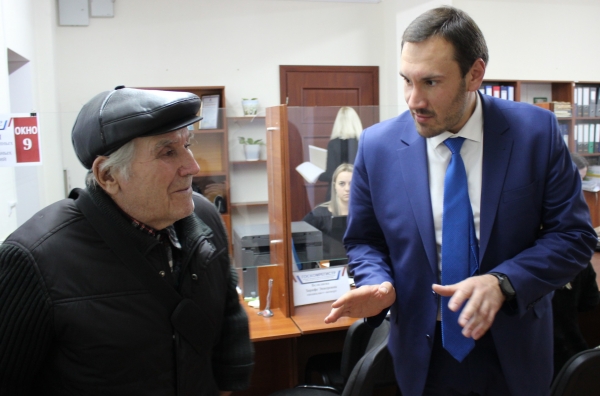 Председатель Госкомрегистра вручил крымскому ветерану ВОВ документы о праве собственности на дом - «Госкомрегистр»