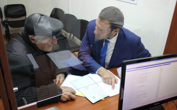 Председатель Госкомрегистра вручил крымскому ветерану ВОВ документы о праве собственности на дом - «Госкомрегистр»