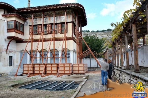 Новые 500 лет Ханского дворца в Бахчисарае - «70 лет Победы» Новые 500 лет Ханского дворца в Бахчисарае - «70 лет Победы»