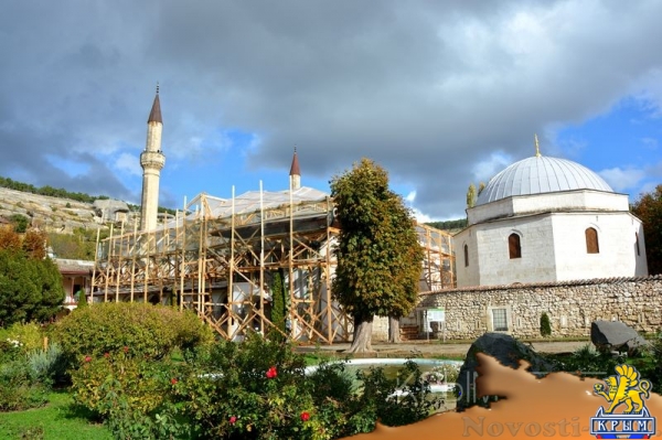 Новые 500 лет Ханского дворца в Бахчисарае - «70 лет Победы» Новые 500 лет Ханского дворца в Бахчисарае - «70 лет Победы»