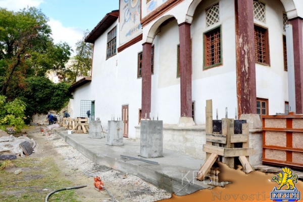 Новые 500 лет Ханского дворца в Бахчисарае - «70 лет Победы» Новые 500 лет Ханского дворца в Бахчисарае - «70 лет Победы»