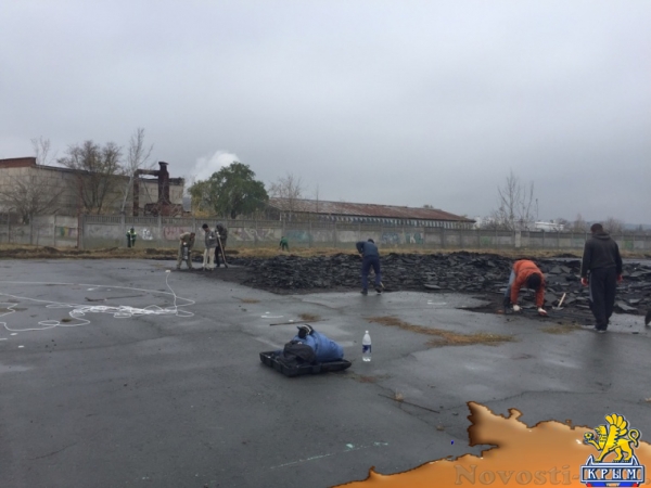 На месте нового футбольного поля в Керчи снимают асфальт - «Керчь»