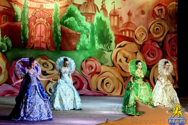 Главный художник Крымского музтеатра показала зрителям рождение сказки - «Туризм Крыма»