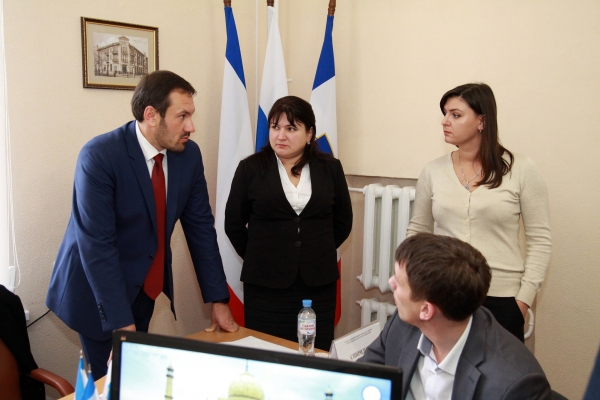 Руководство Госкомрегистра проконсультировало более 30 жителей Симферополя по вопросам регистрации прав и кадастрового учета - «Госкомрегистр»