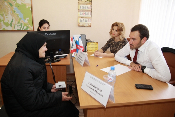 Руководство Госкомрегистра проконсультировало более 30 жителей Симферополя по вопросам регистрации прав и кадастрового учета - «Госкомрегистр»