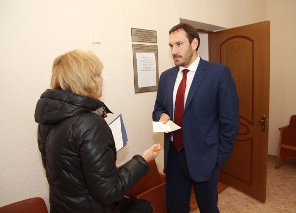 Руководство Госкомрегистра проконсультировало более 30 жителей Симферополя по вопросам регистрации прав и кадастрового учета - «Госкомрегистр»