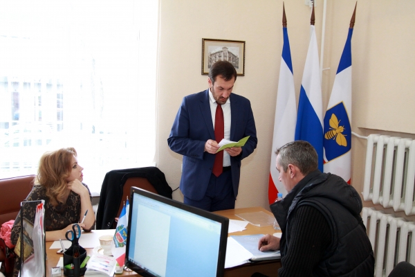 Руководство Госкомрегистра проконсультировало более 30 жителей Симферополя по вопросам регистрации прав и кадастрового учета - «Госкомрегистр»