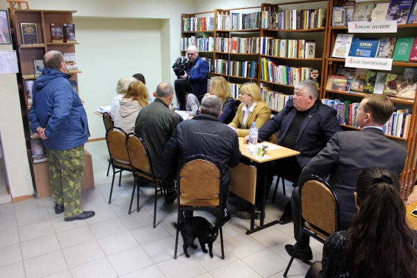 Руководство Госкомрегистра проконсультировало более 30 жителей Симферополя по вопросам регистрации прав и кадастрового учета - «Госкомрегистр»