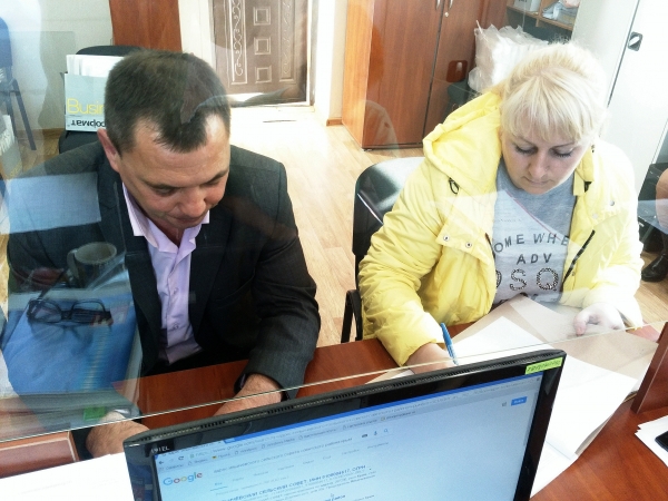 В Кировском районном отделе Госкомрегистра оформили и вручили документы на жильё крымчанке лишившейся родительской опеки - «Госкомрегистр»