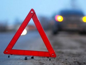 «Кадиллак» протаранил дерево в поле, погиб человек - «Происшествия Крыма»