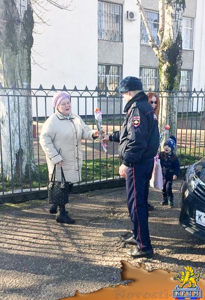 В Республике Крым продолжается акция «Цветы для автоледи» - «Происшествия»