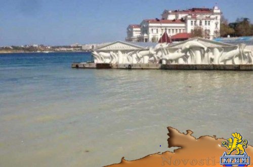Море в бухте в Севастополе стало коричневым от нечистот  - «Происшествия»