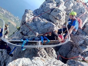 Спасатели помогли крымчанину спуститься со скалы - «Политика Крыма»