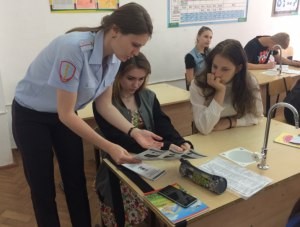 «Урок права» провели полицейские в детском лагере «Факел» - «Общество Крыма»
