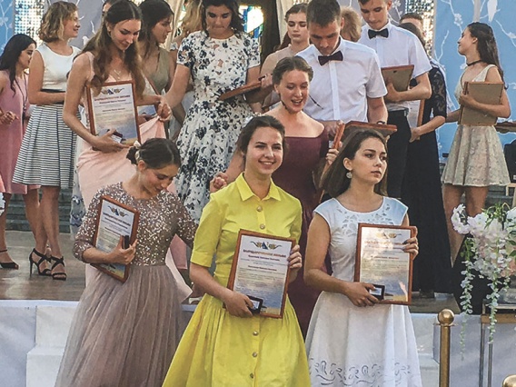 В Севастополе 202 выпускника окончили школу с медалью - «Образование»