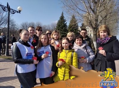 Луганская молодежь провела акцию «Цветы русской весны» в День взятия под контроль здания СБУ - «Общество Крыма»