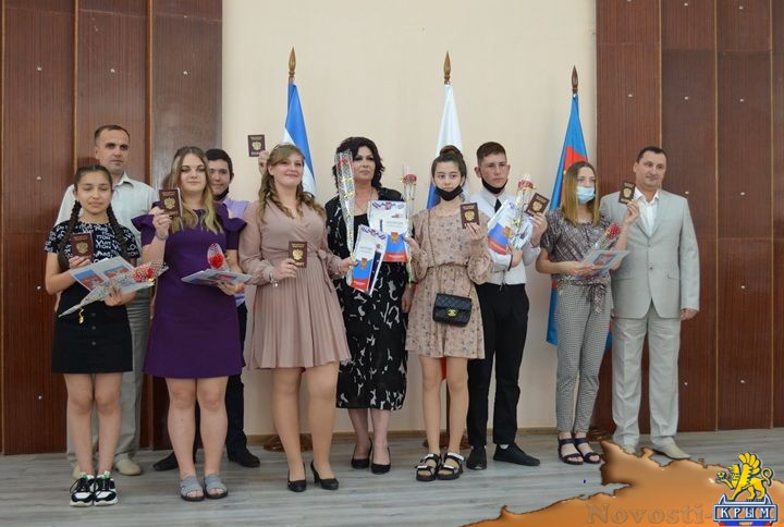 В преддверии празднования Дня России полицейские торжественно вручили паспорта жителям Красноперекопского района - «Происшествия»